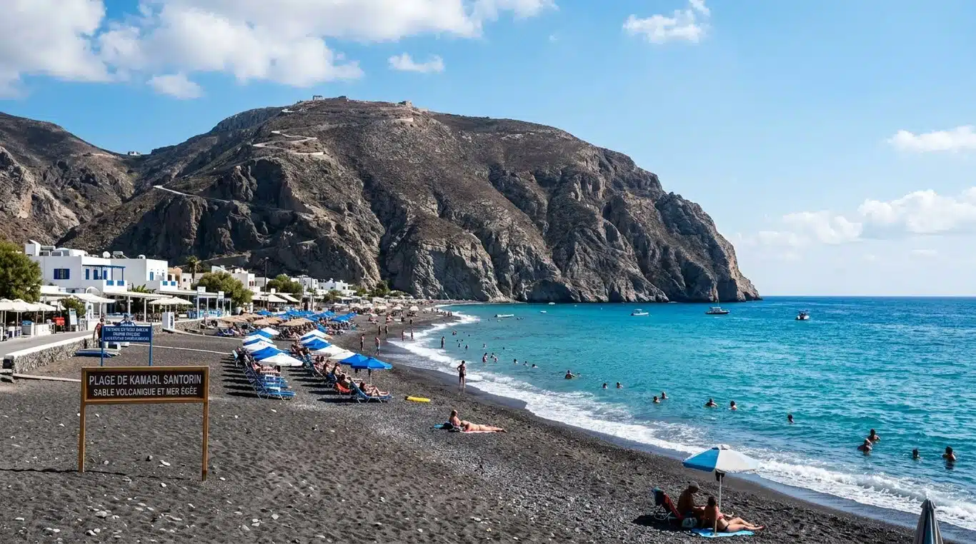 Vue panoramique de la plage de sable noir de Kamari à Santorin avec la montagne Mesa Vouno en arrière-plan
