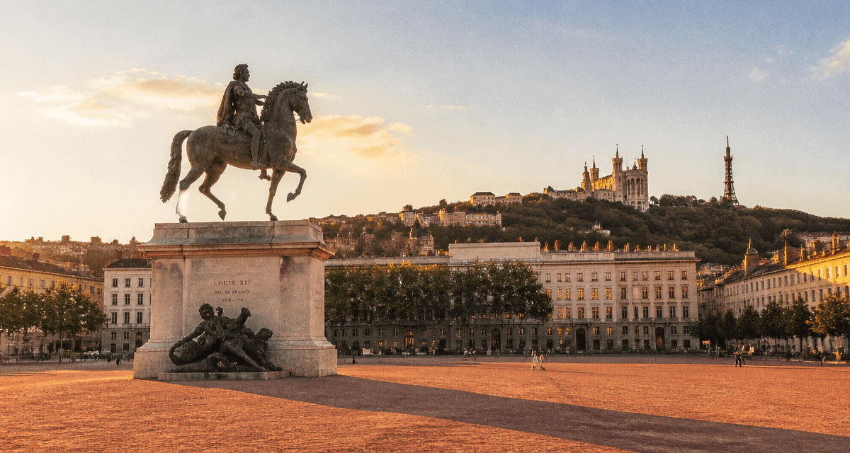 places a lyon vue place Bellecour statue Fourvière