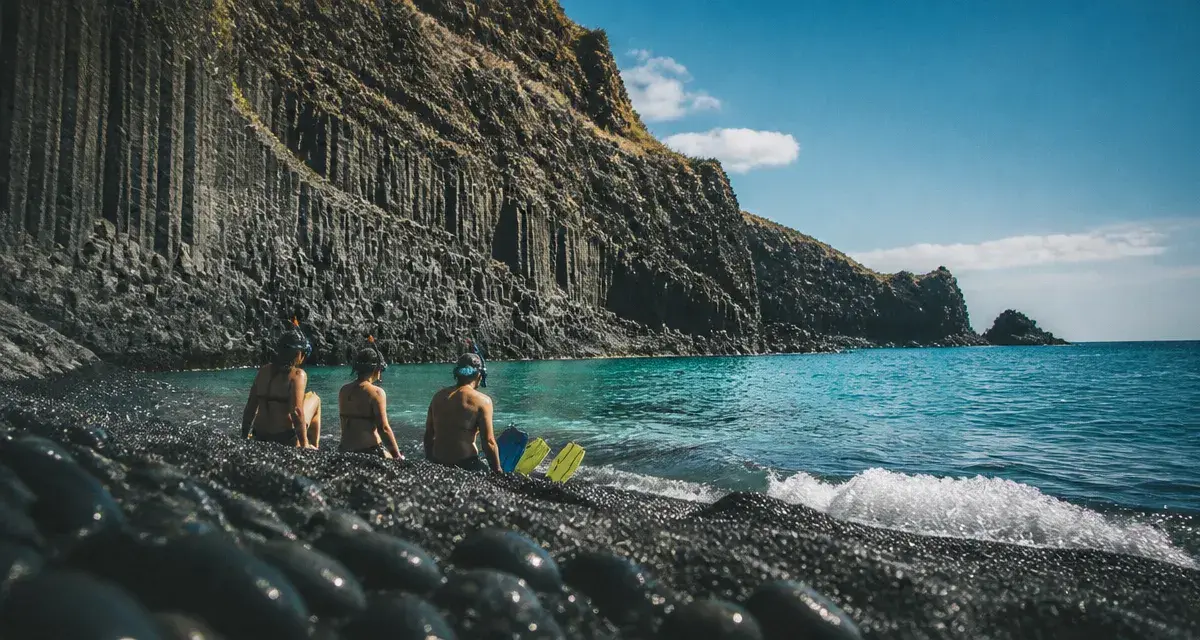 Plage noire cap d'agde : sable noir volcanique et baigneurs en snorkeling