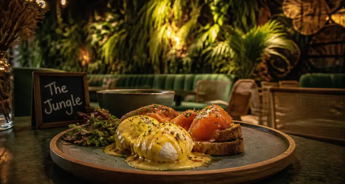 the jungle restaurant lyon brunch tropicale, œufs pochés et jungle en arrière-plan